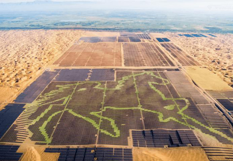 沙漠中光伏電站俯瞰 沙漠中光伏電站俯瞰